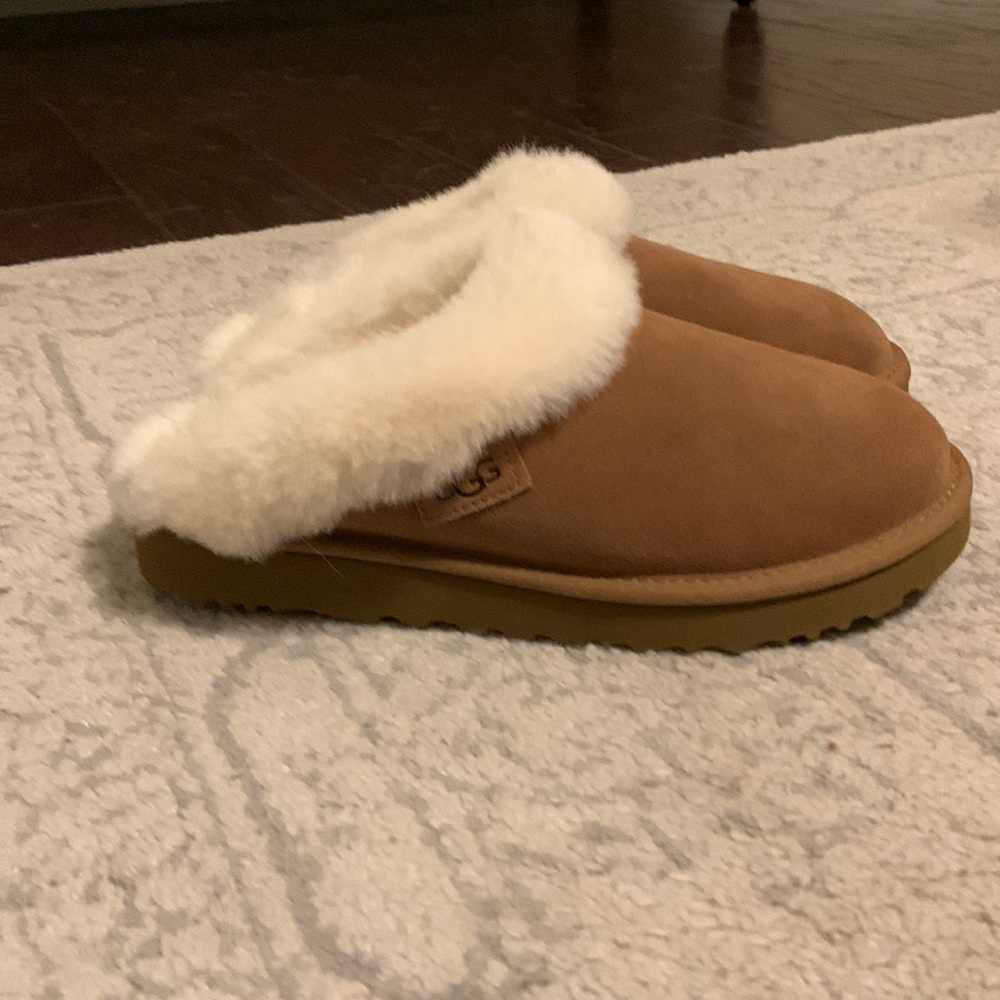 NWT UGG slippers women size 9.